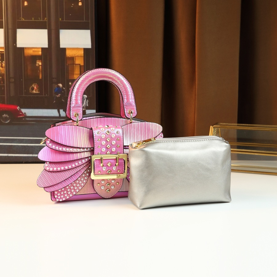 Bolsa Boston feminina com detalhes em pérolas, alça transversal, corrente de couro e estampa de libélula em degradê. Fecho em zíper._voghion.com