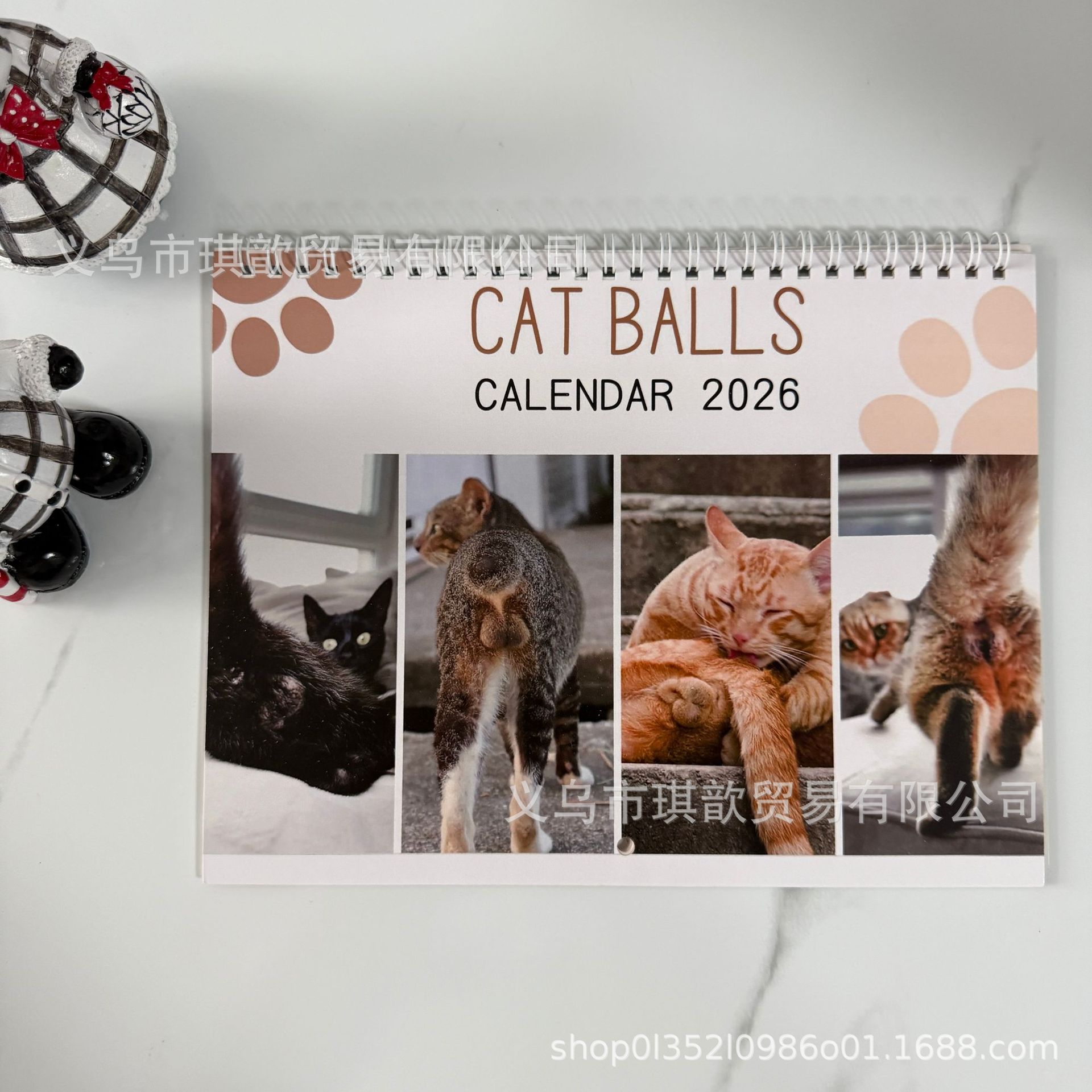 고양이 네 마리 엉덩이