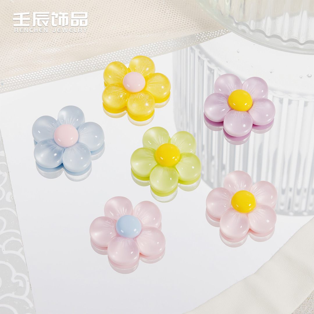 Realistic accessory with accessories flower-shaped
