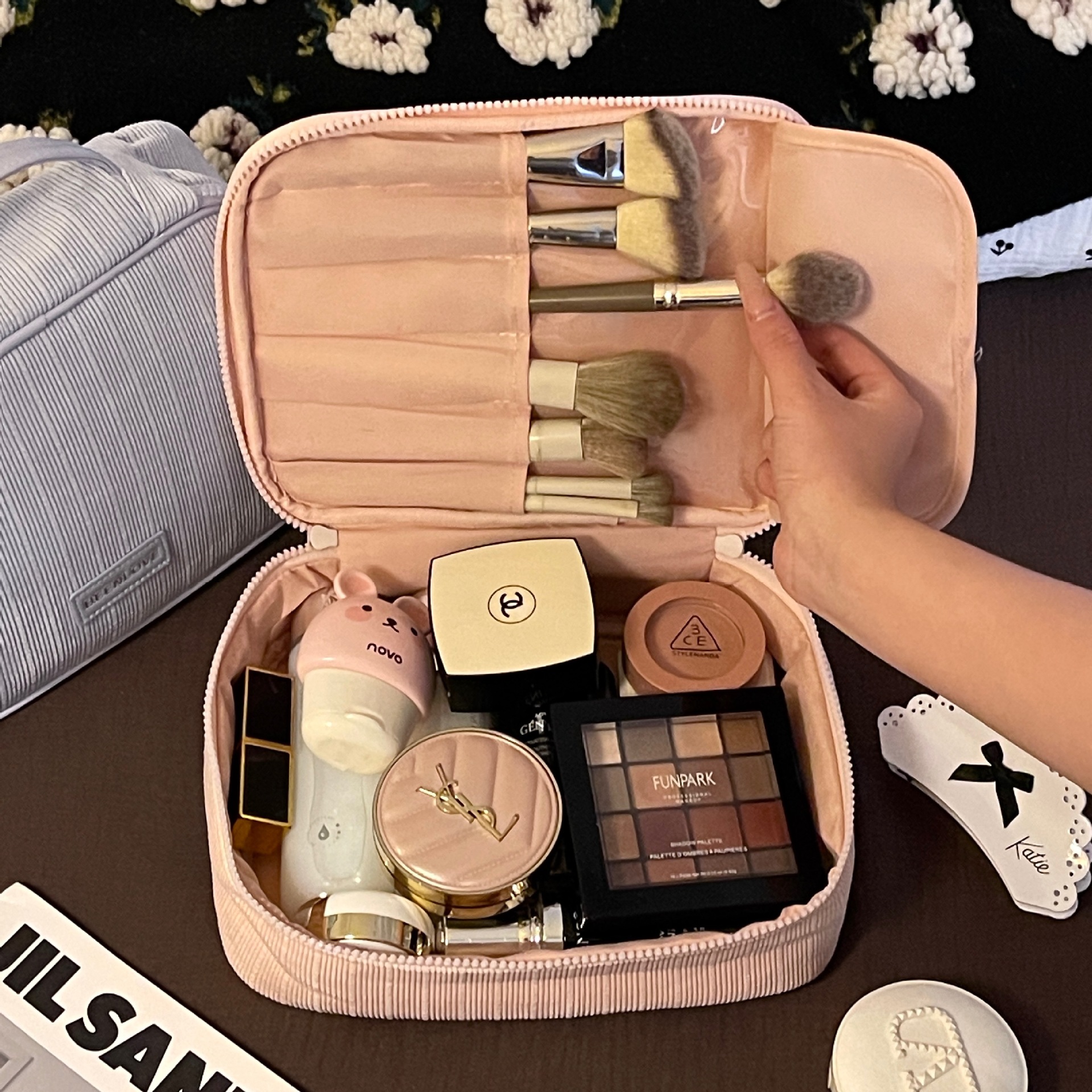 Bolsa de maquillaje portátil multifuncional de gran capacidad 2025 nueva división de viaje impermeable de mano para almacenar cosméticos para lavar