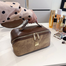 2025亚马逊跨境新品化妆包拼接撞色皮革化妆品收纳包金属牌洗漱包