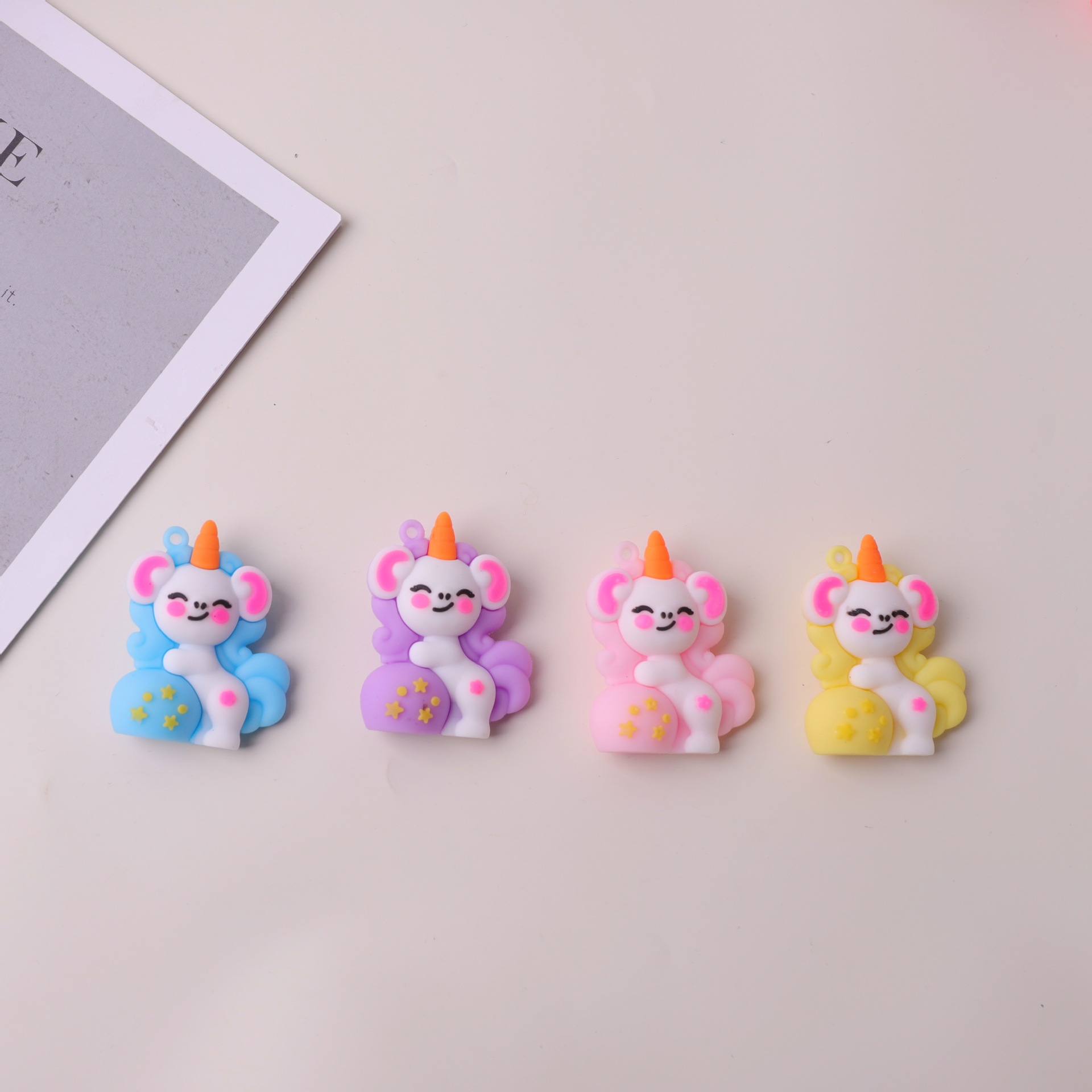 Unicornio de dibujos animados muñeca llavero colgante en línea de popularidad accesorios para jugar adorables muñecas de goma suave empujar regalos al por mayor