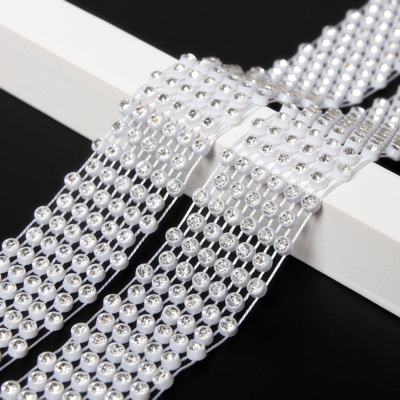 뾰족한 흰색 바탕에 흰색 다이아몬드