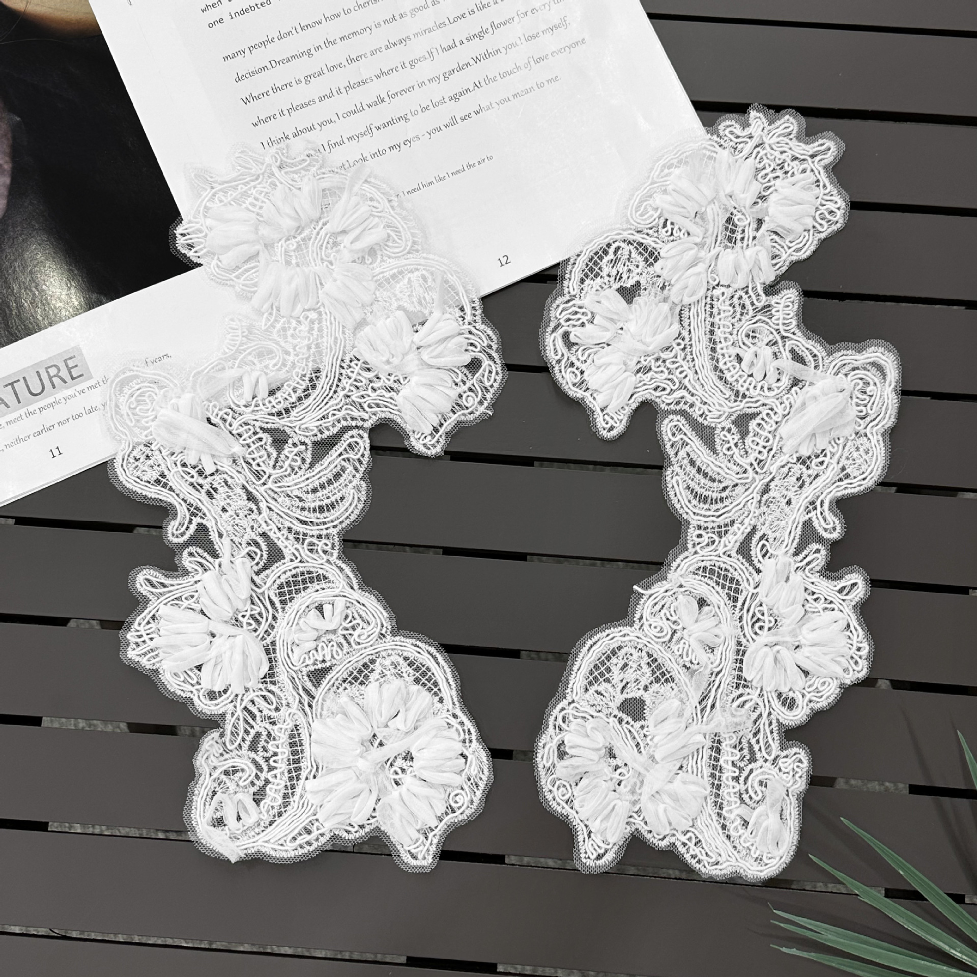 Nuevo encaje blanco estereoscópico flor pegatinas de tela vestido de boda DIY accesorios de encaje decoración pegatinas bordadas de línea de hueso