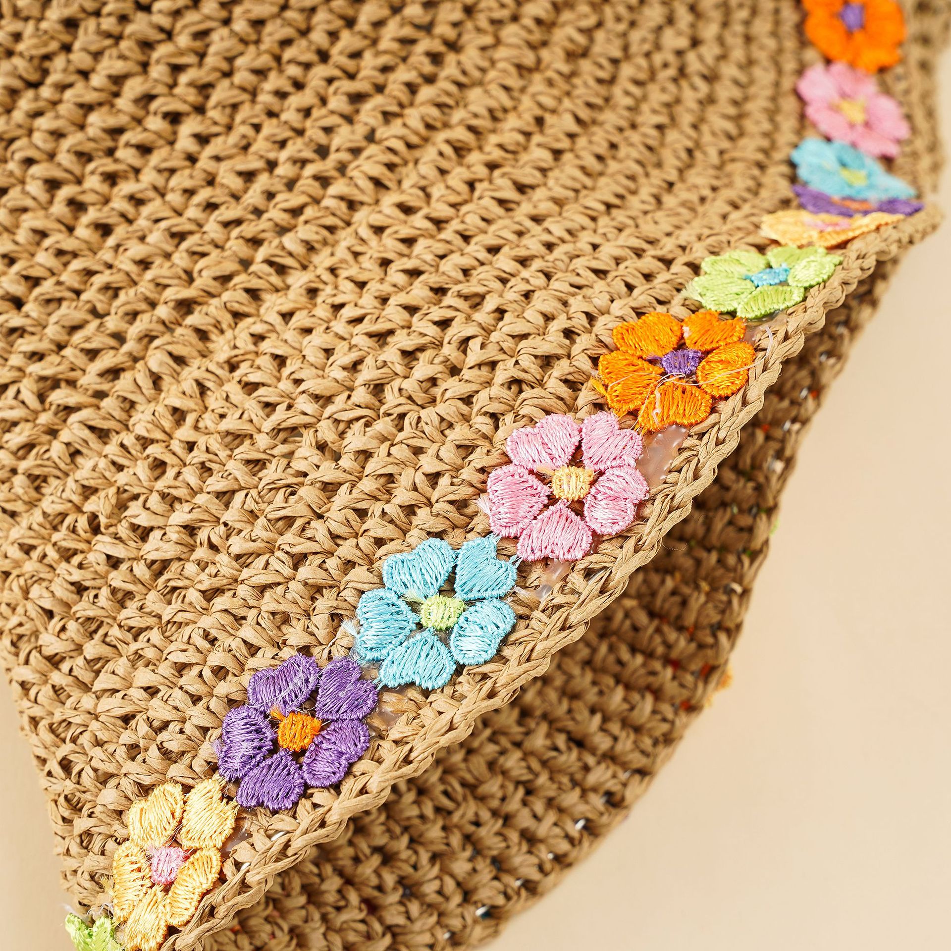Verano nuevo sombrero de paja de seis colores de flores de paja sombrero femenino dulce pescador sombrero de vacaciones de estilo coreano