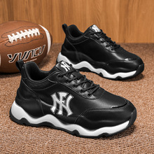 FN�ﶬ����Ůʿ�����ٴ������ߕr�����eЬ�\��Ь��ˮ��ĥ�ϵ�Ь