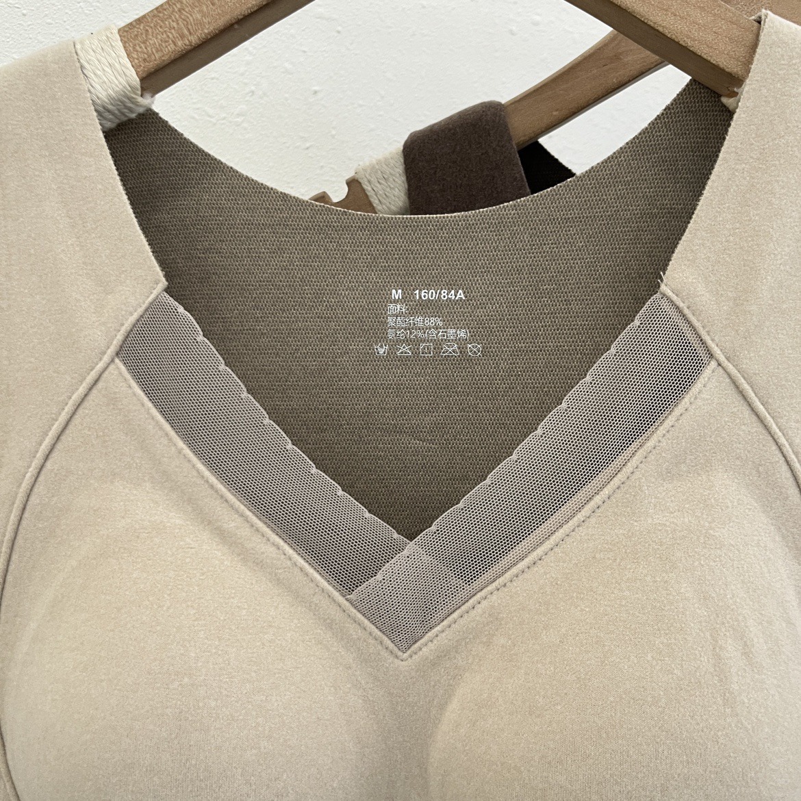 8803 그래핀 열 조끼 여성용 가열식 V 넥 통합 고정 컵 바닥 가을, 겨울 열 속옷 재고 있음