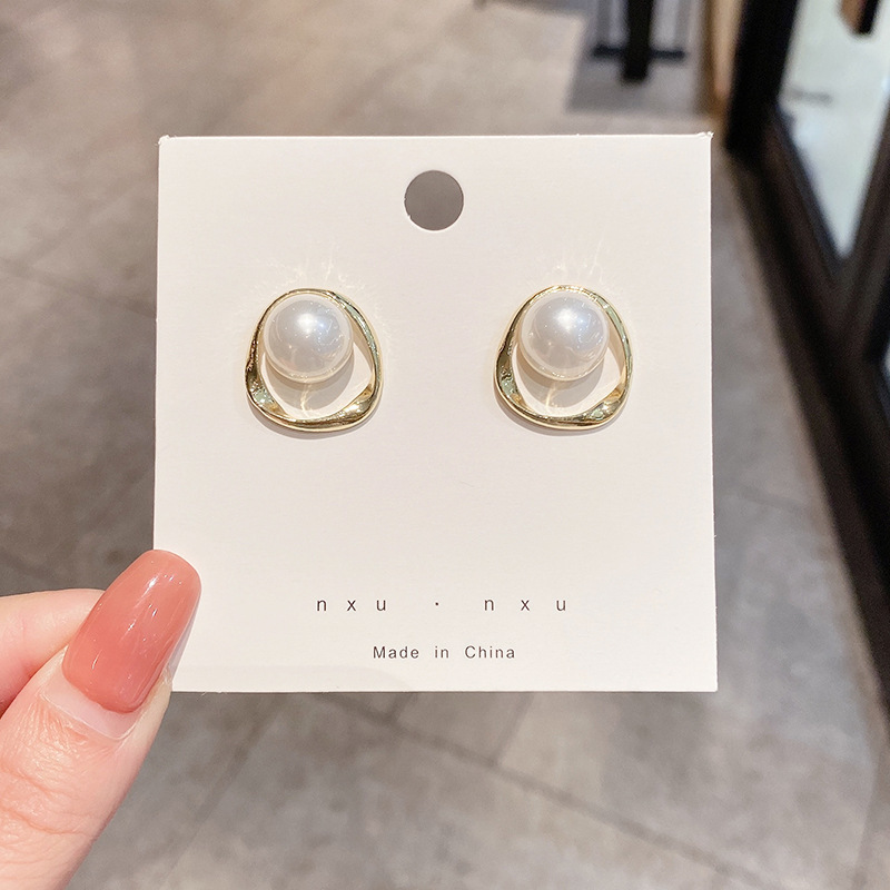 Luz de lujo de alto nivel nicho de diseño femenino sensación de aretes de bordilla temperamento perla asimetría joyería perla al por mayor