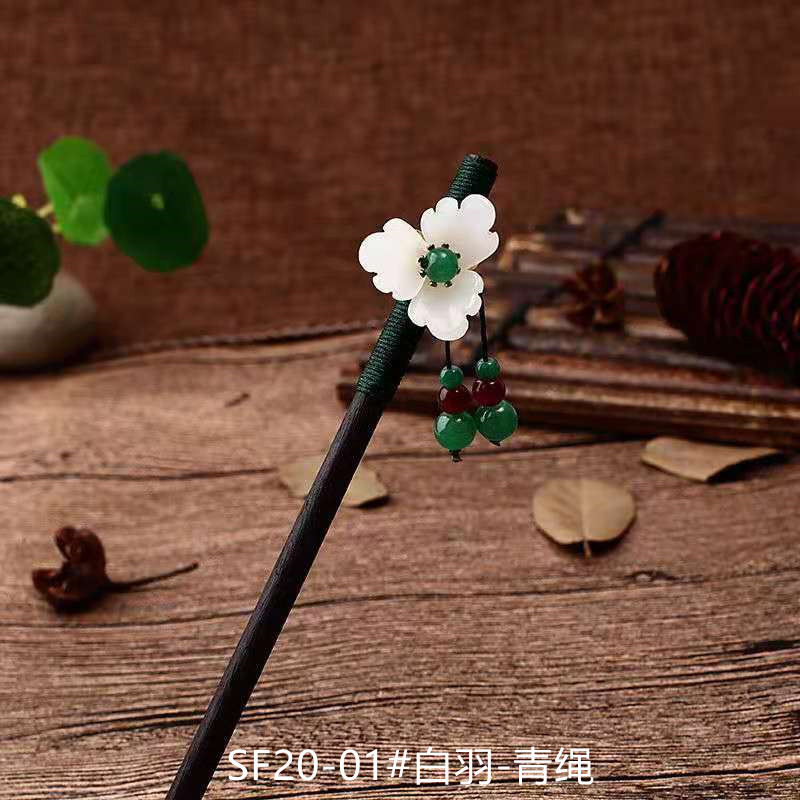 黒檀の木のかんざしのフリンジをまねて、かんざしの子供の古風な頭飾りをします。|undefined