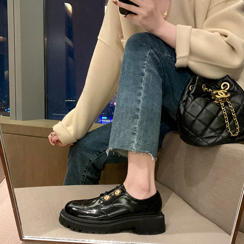 Una pieza de cuero real de cuero suave tallado hebilla de oro primavera gruesa bloque zapatos de cuero para mujeres zapatos Lefour