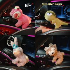 車の中の小さい置物のかわいいアニメの女性のぬいぐるみの高級感の車内の懐の装飾品のネットの赤いワイパー