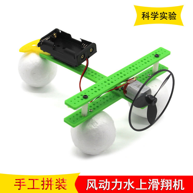 Planeador acuático impulsado por el viento