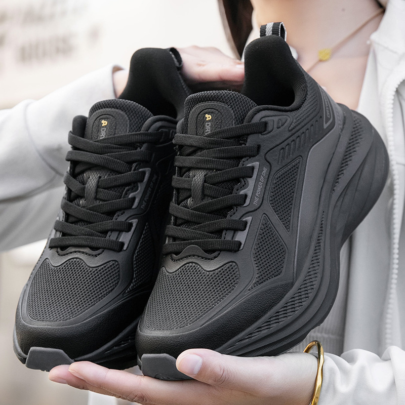 New autumn and winter leather outdoor men's shoes, featuring durable, shock-absorbing, soft-soled, and rebounding properties, offering a casual, trendy, and versatile style suitable for sports and running, and designed as a couple's pair