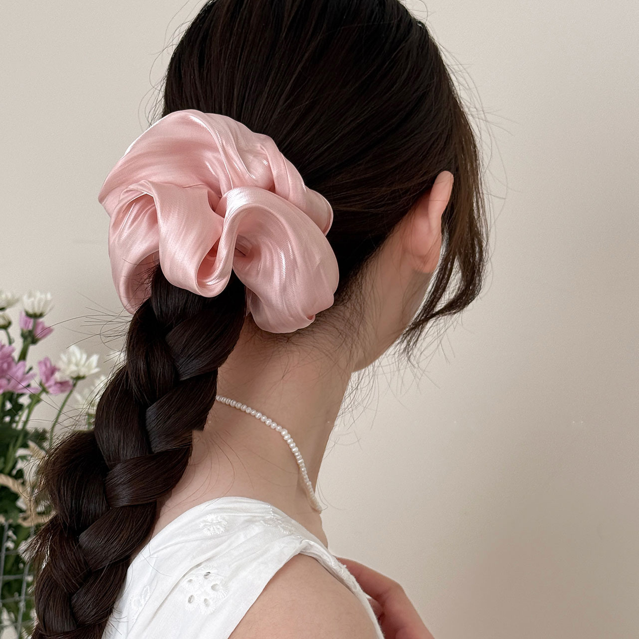 Koreanischer, hochwertiger und eleganter Haargummi mit zarten Perlen, schlichtes und stilvolles Haaraccessoire aus Satin für Duttfrisuren_voghion.com