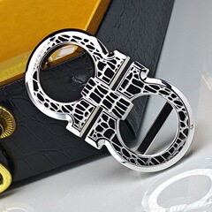 新しいステンレス製の滑らかなバックル付きベルト、純銀製のジュエリー、ゴールドカラーのベルトバックル、内側に文字模様が入っています。