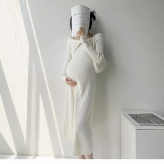 妊婦のワンピース秋冬の新型の長いタイプの修身のニットのスカートの韓国版の1字の襟の純色の長袖は底の長いスカートを打ちます。
