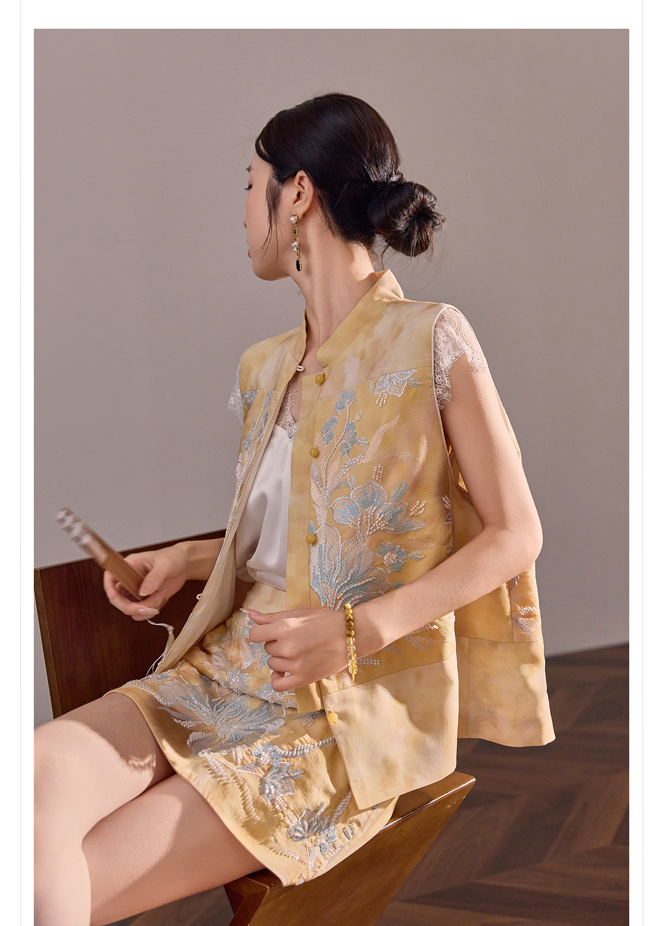 Bộ vest chân váy cổ đứng thêu họa tiết nặng cao cấp mùa hè ZX N6005 — áo vest màu vàng, váy màu vàng, váy xanh chi tiết 17