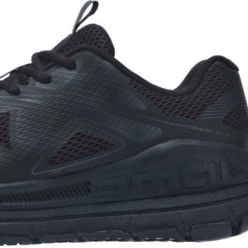 Чистые повседневные кроссовки для мужчин и женщин.