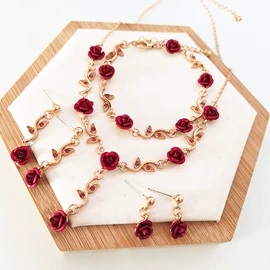 耳钉;耳环;项链