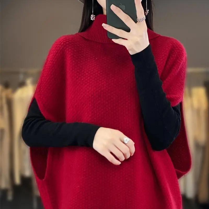 ニットベストの女性の肩のファッションはゆったりしています。|undefined