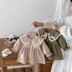 女の子の秋の薄いコート、春と秋の薄い子供服、子供用のスタイリッシュなプリンセススカート、女の赤ちゃんのレトロな人形の襟のトップス