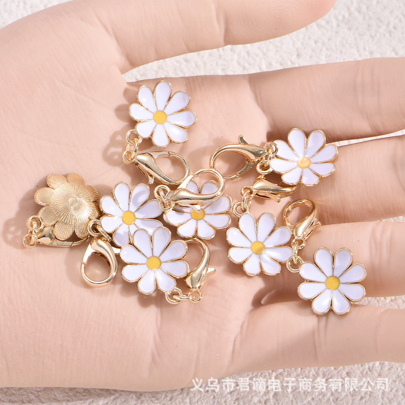 New cross-border alloy oil-drip daisy keychain in Y2K style, white floral pendant with lobster clasp, bag accessory