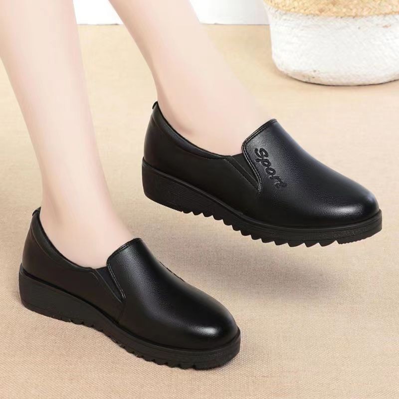 Primavera y otoño zapatos de suela plana para madres, zapatos de cuero de mediana edad y ancianos, zapatos de cuero de nicho de Beijing