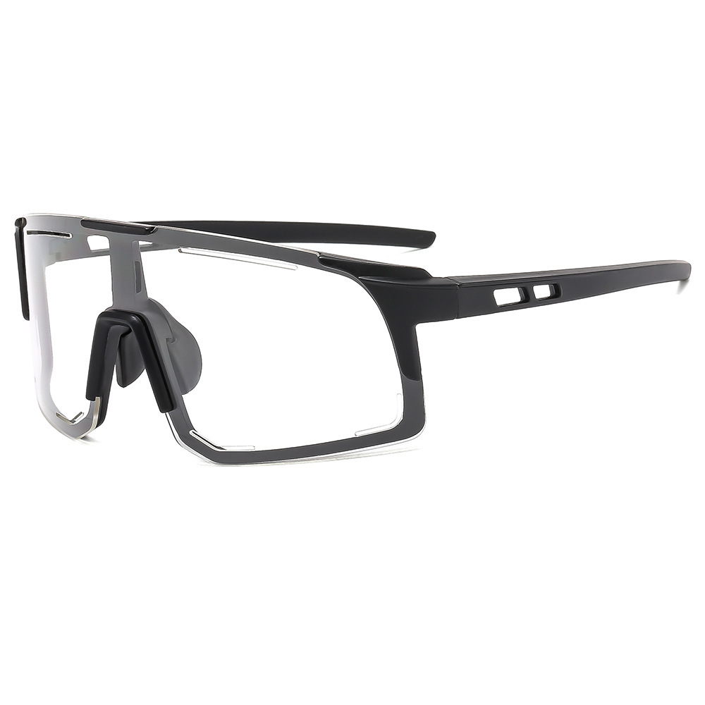 Черная рамка белого листа