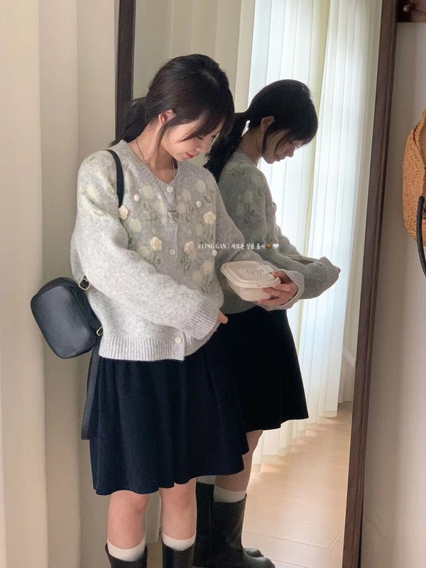 韩风温柔立体花朵细腻软糯毛衣开衫女气质高级感圆领宽松针织外套|undefined