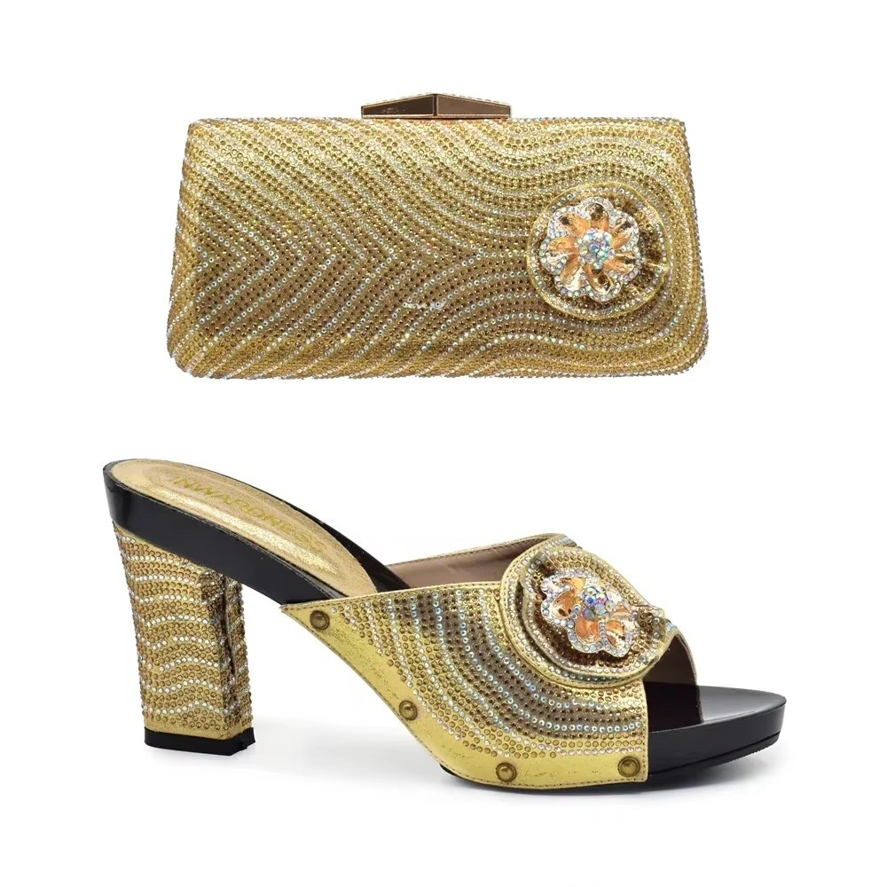 Pair the evening with floral embellished round toe high-heeled sandals and a stylish clutch casual suit_vogvips.com