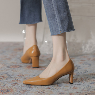 Professional High Heels Black Medium Heel Square Heel Small Leather Shoes Retro Women's Flats Work Clothing Work Shoes 2025 New Style