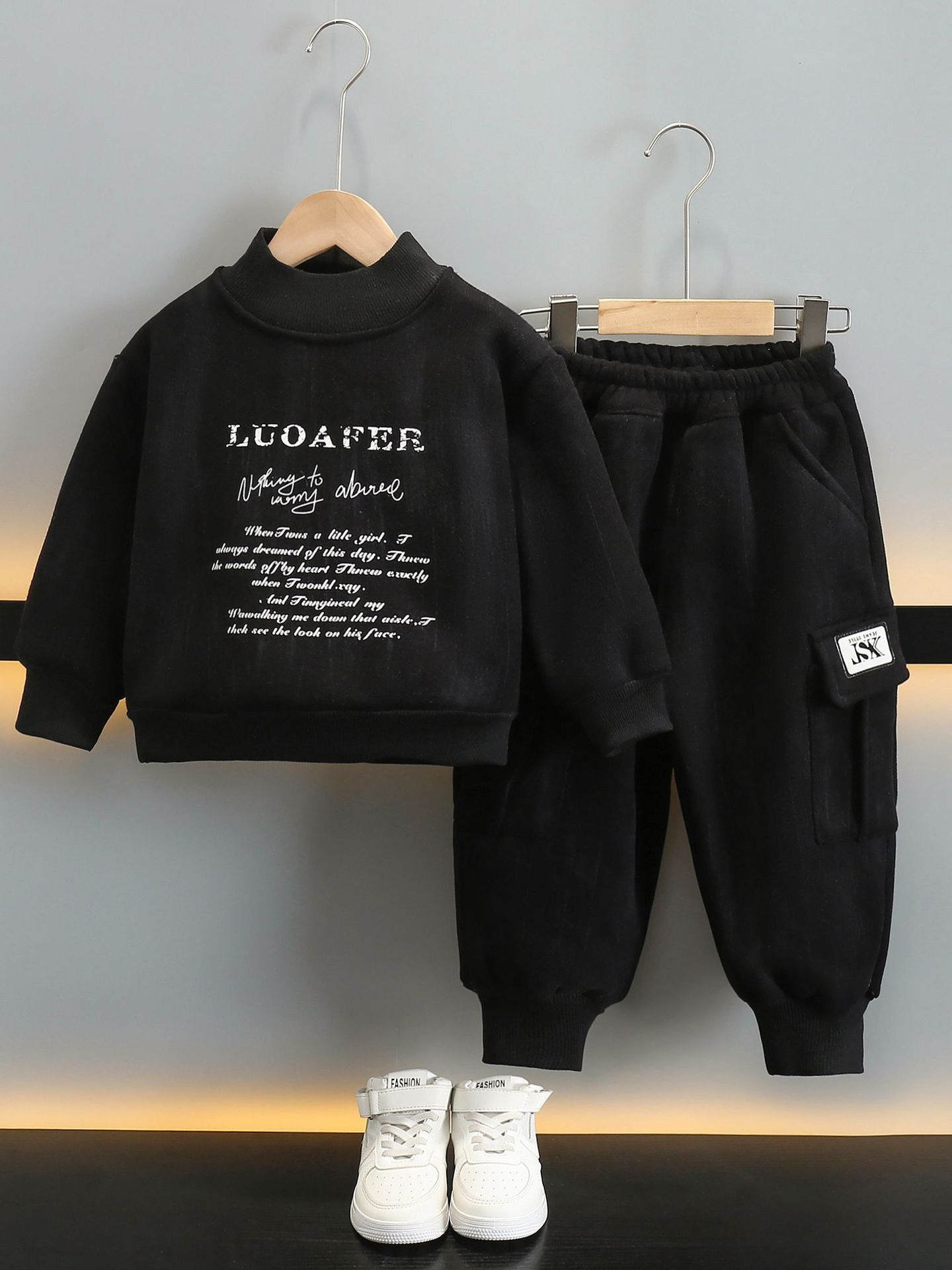 6748 Traje de niño Otoño 2025 Nuevo estilo Red de Internet Estilo occidental para niños más suéter de terciopelo Otoño e invierno Un traje de dos piezas de terciopelo