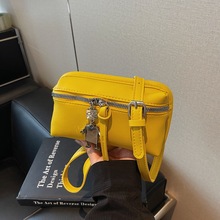 超火斜挎小包包日韩小众简约盒子包时尚2025百搭爱心牌通勤手提包