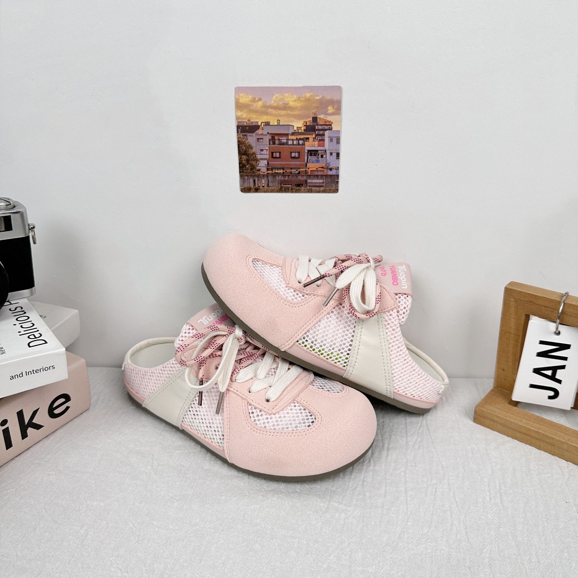 Yuanbo nuevos zapatos de entrenamiento alemán de fondo plano zapatos casuales de mujer con cordones de verano Baotou medias pantuflas zapatos de mujer zapatos blancos pequeños en nombre del cabello image 7