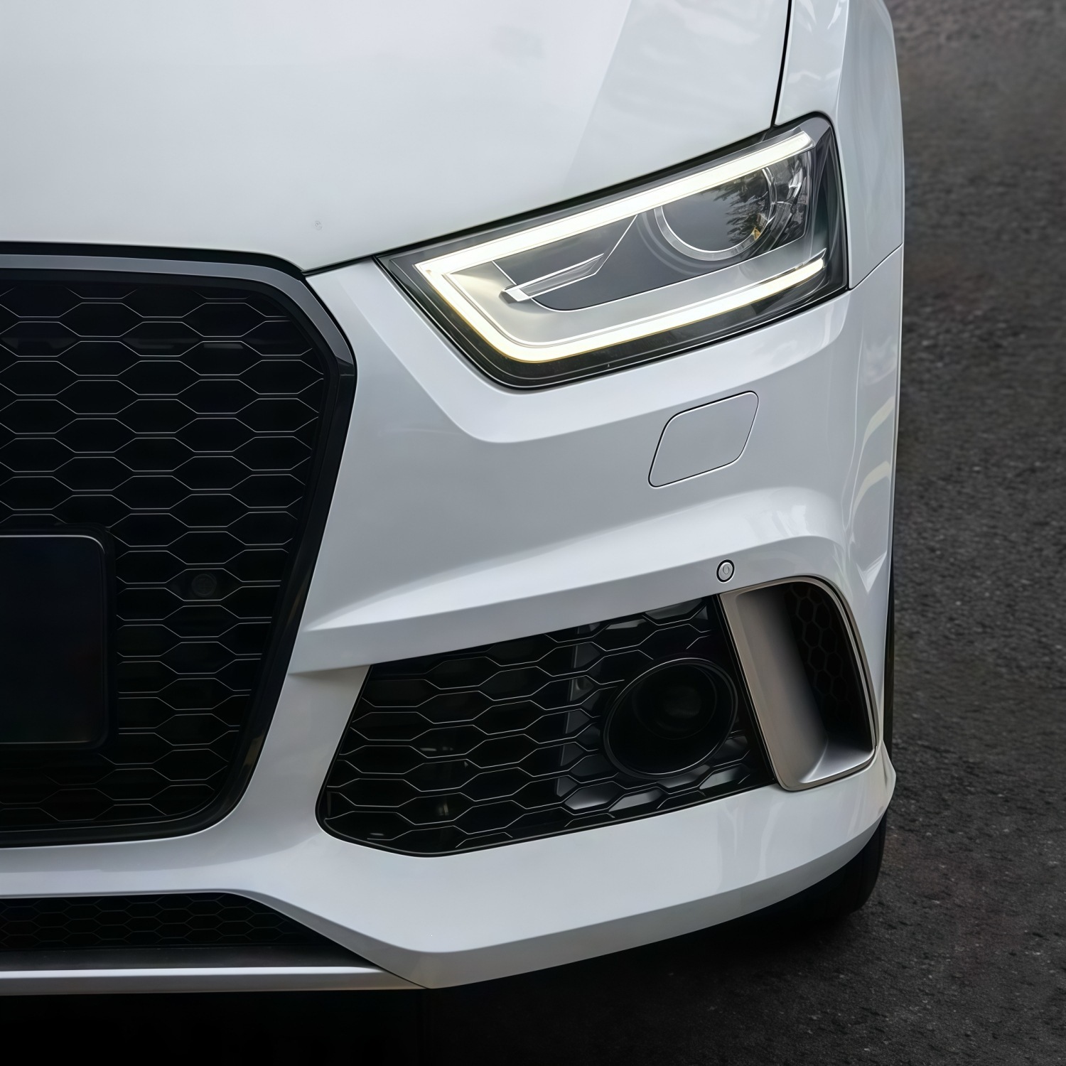 Suitable for Audi Q3 models from 2012-2015, this is an RS Q3-style front bumper, front grille, and front fascia kit