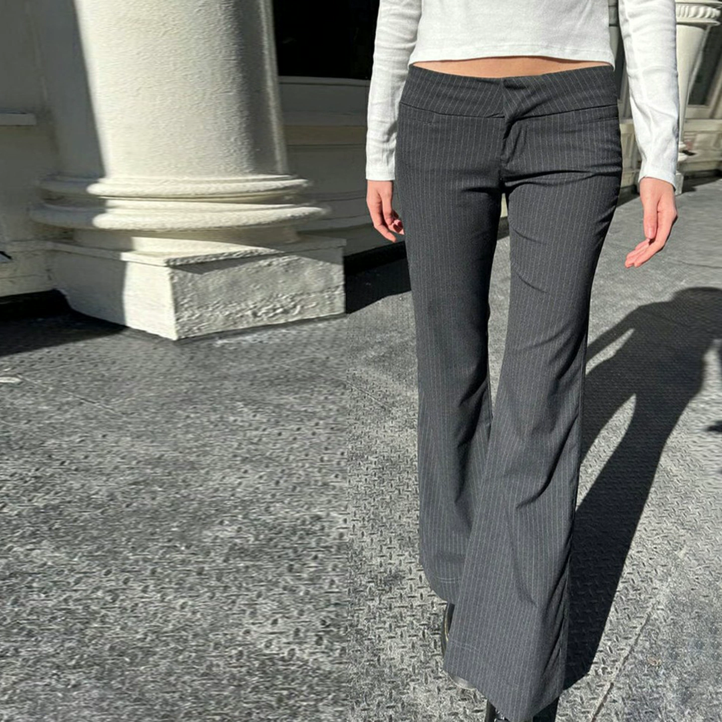 Повседневные темно-светлые тканые брюки в полоску с винтажным облегающим кроем для повседневной носки.