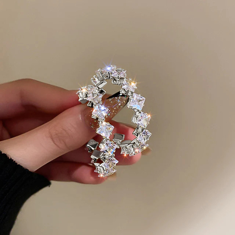 Orecchini a lobo in zircone e cristallo per donna e uomo eleganti_voghion.com