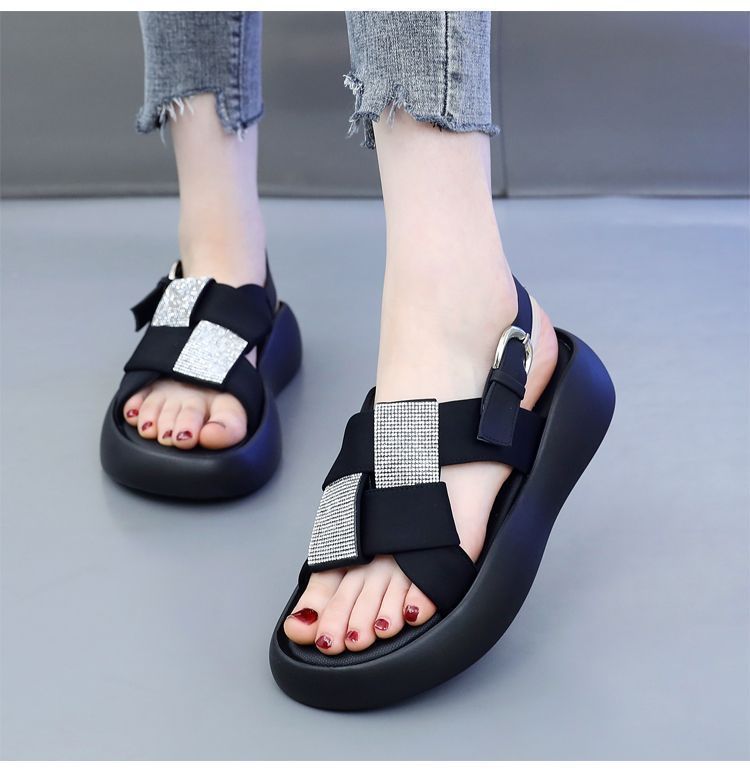 Zapatillas frescas de fondo grueso para mujeres 2024 verano nuevo estilo de ropa exterior altura de fondo suave pisar mierda sensación de zapatillas de playa muffin