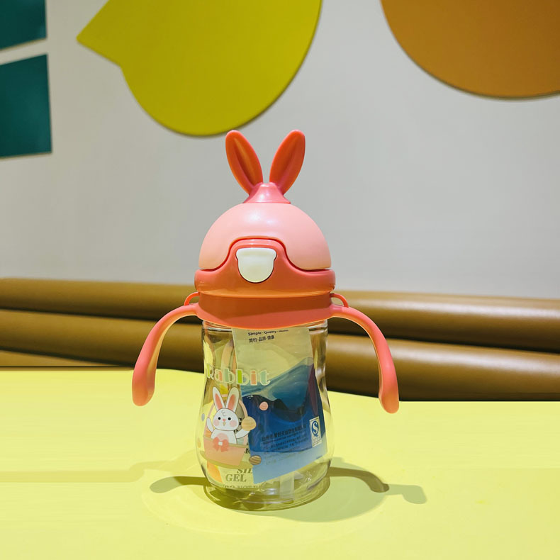 Fábrica al por mayor de los niños taza de paja PC de plástico taza de agua jardín de infantes bebé agua potable con mango taza de beber bebé