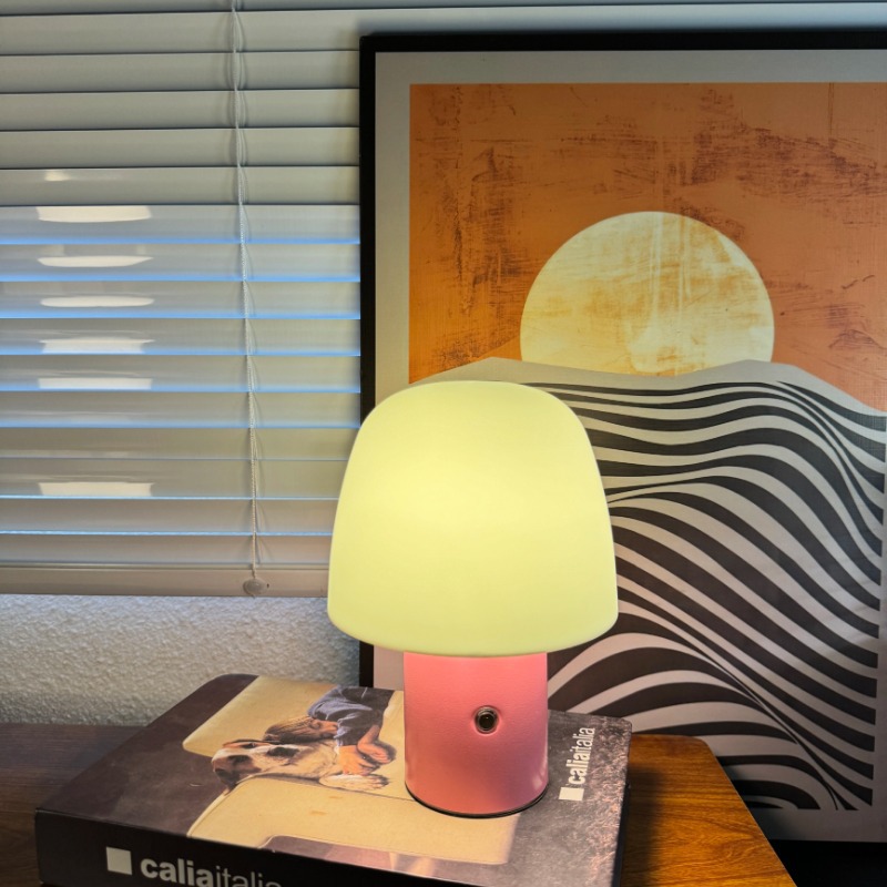 Lámpara de mesa pequeña recargable de hongos daneses, sala de estar nórdica portátil, sala de estudio, luz ambiental de cabecera de atenuación táctil simple retro
