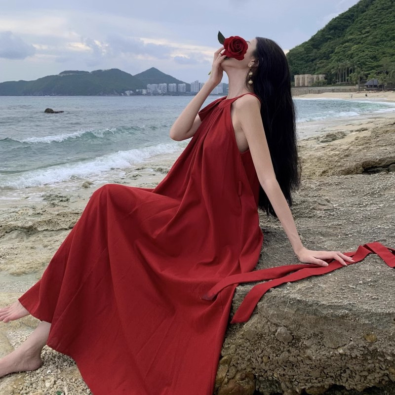 Beautiful skirt for travel photos, sense of atmosphere, beautiful beach, shoulder-exposed red neck-hanging dress long skirt, elegant