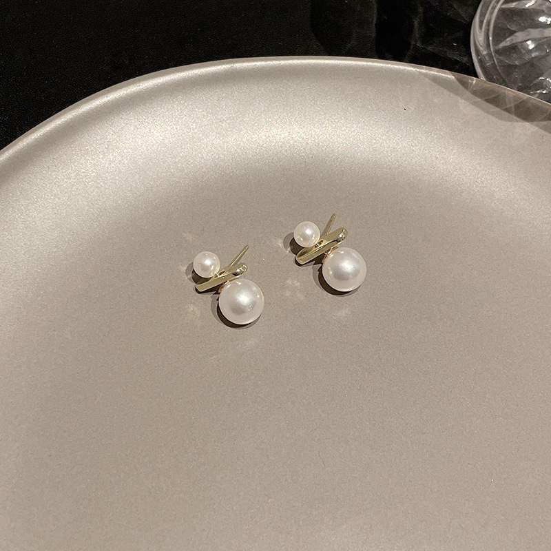 Ingresos franceses de perlas de moda femenina simple pendientes rojos ligeros de lujo versátiles pendientes de nicho de alta calidad