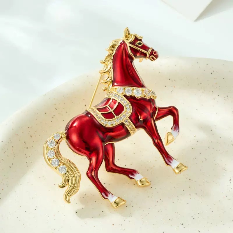 New Chinese-Style Enamel Red and White Horse Brooch, a Perfect Gift for Success, Zinc Alloy Brooch with Rhinestones