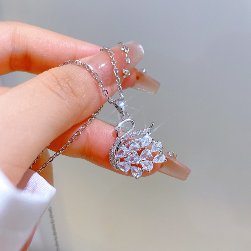 Collana con cigno e cristalli in acciaio titanio per donna_voghion.com