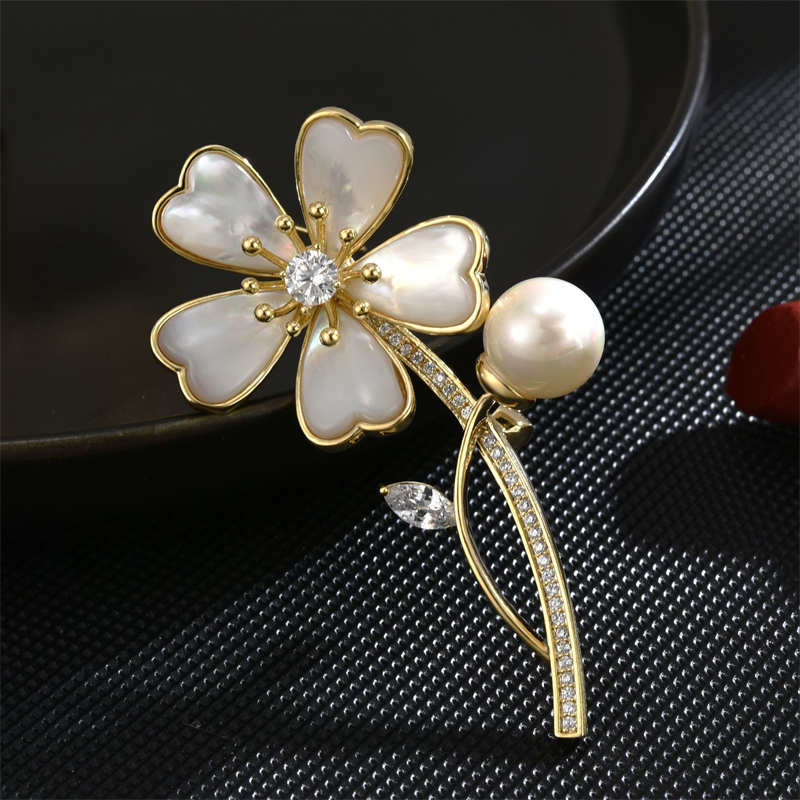 French retro five-leaf flower high-end brooch for women Korean style new luxury flower corsage high-end pearl pin collar pin