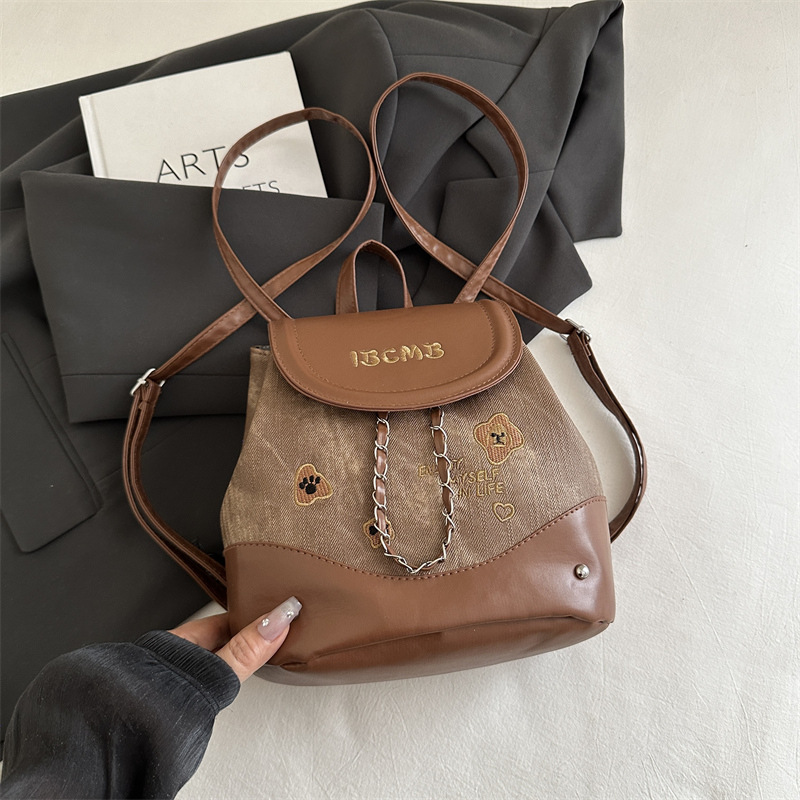 Mochila de color popular de este año para mujer 2025 nueva mochila escolar estilo universitario de moda mochila de viaje salvaje de verano