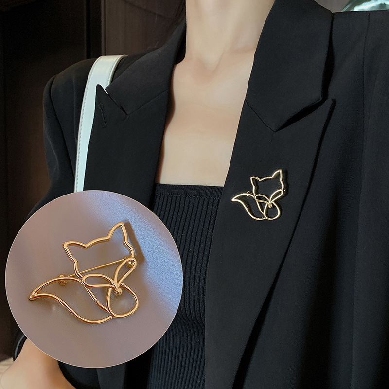 Gold Cut Out Fox Brooch for Women, High-End Suit, High-End Pin, Simple Accessories, Exquisite Niche Corsage Jewelry