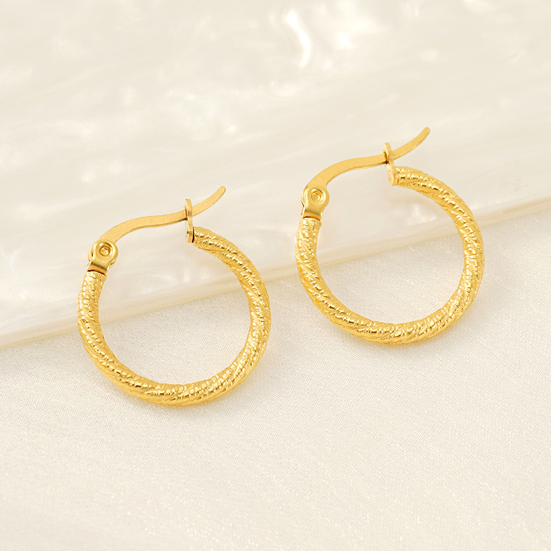 Pendientes redondos de acero inoxidable simples de moda transfronteriza nuevos pendientes geométricas de acero de titanio dorado de 18k al por mayor