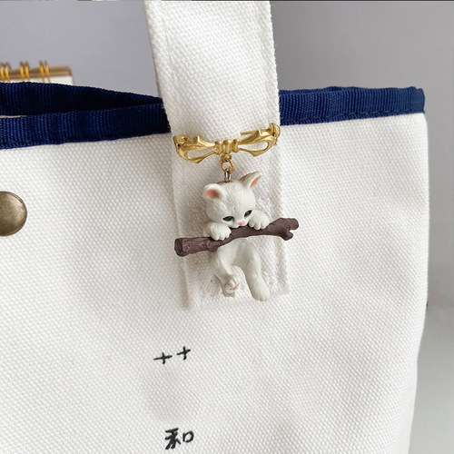 Factory direct sales cute cat brooch holding a branch, cartoon suit men's fixed decorative pin anti-exposure brooch for women