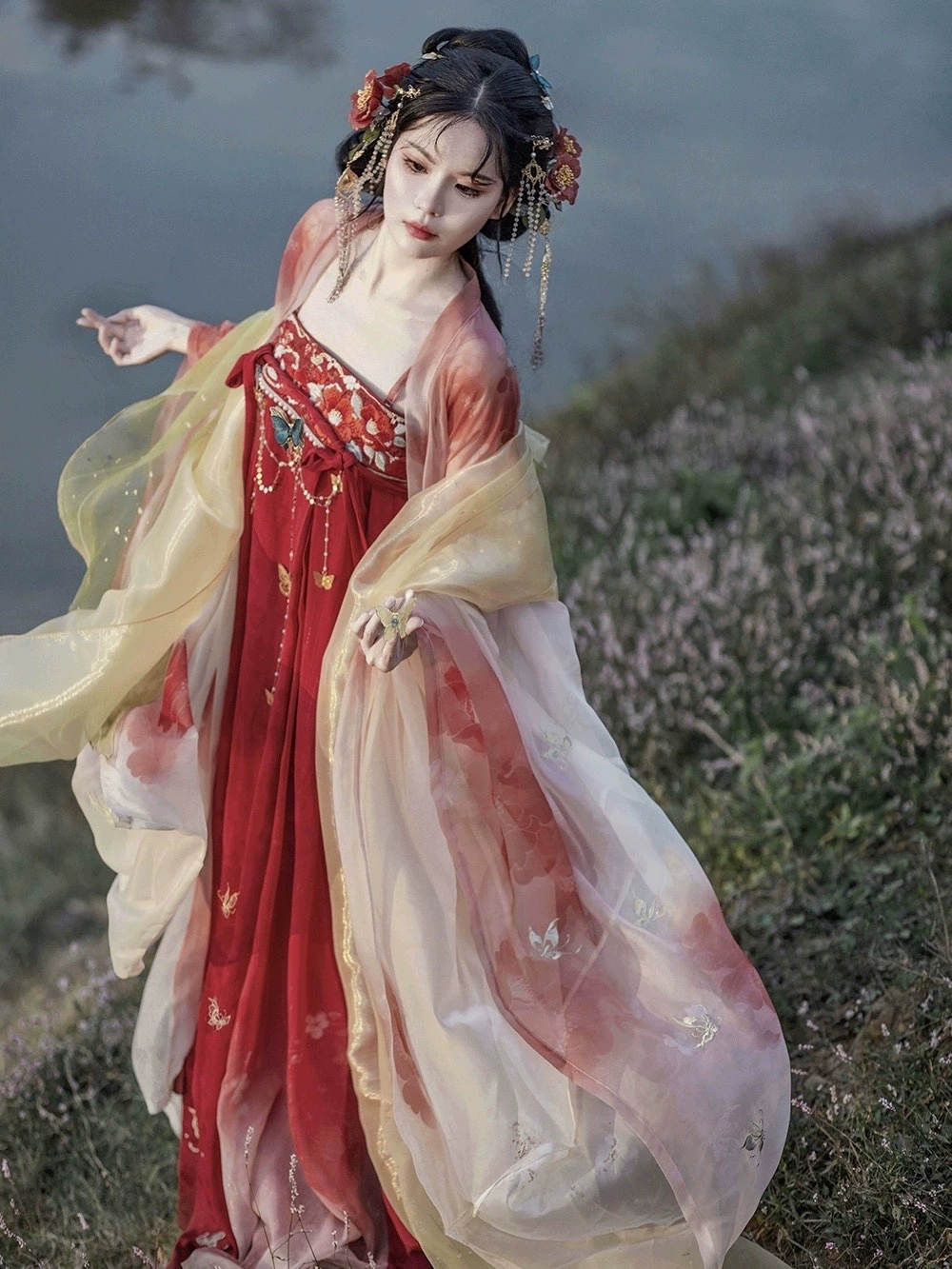 Весенне-летняя женская рубашка без лодок [Красная камелия] династии Хань с вышивкой в ​​стиле Тан и юбка до груди с большими рукавами